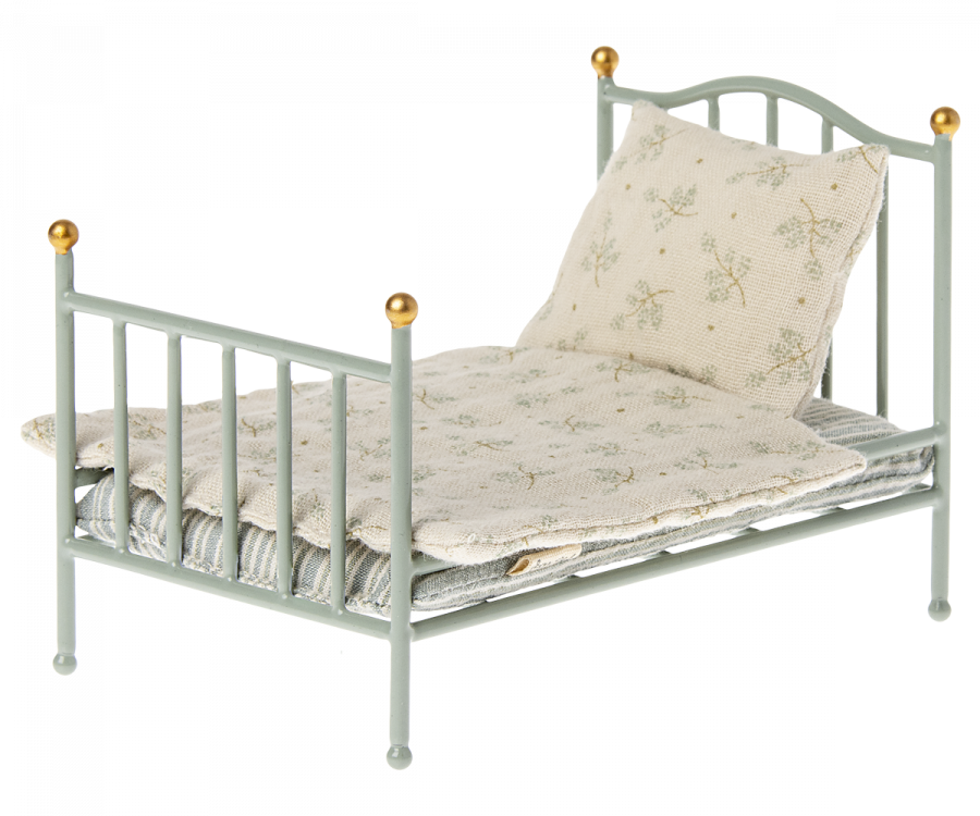 Lasse Deine Maileg Freunde im Vintage-Metallbett übernachten. Es wird mit einem weichen Bettwäsche-Set aus unseren schönen Maileg bedruckten Stoffen geliefert. Es passt perfekt zu den kleineren Mäusen.