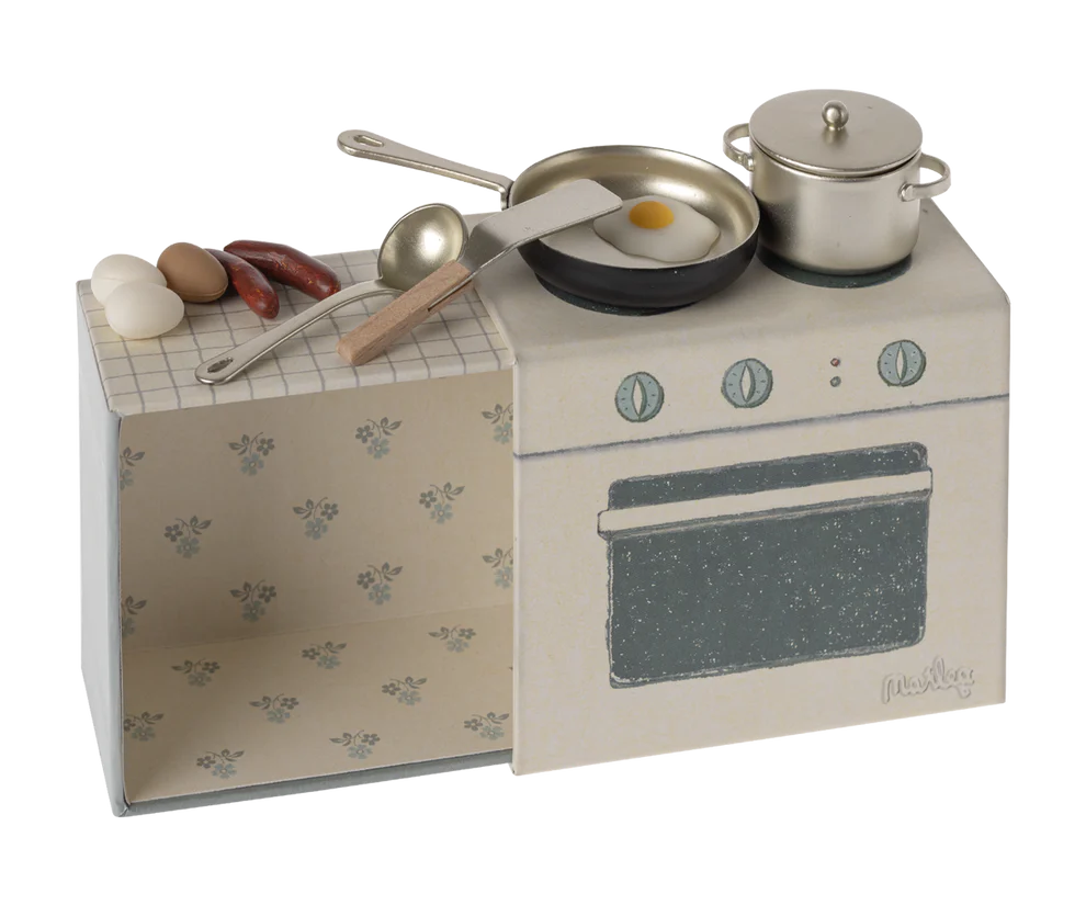 Ein kleines Küchenset für jede Maus. Dieses Set enthält Küchenutensilien, Eier und Würstchen für den perfekten Brunch. Es ist in einer Pappschachtel verpackt, die als kleine Küche dekoriert ist, so dass sie Teil der Geschichte wird.