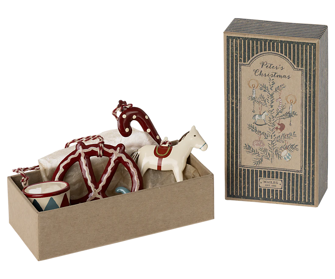 Eine perfekte Geschenkbox mit 4 schönen Maileg-Ornamenten. Jedes Ornament ist in Seidenpapier eingewickelt und in einer Geschenkbox verpackt, die mit den Zeichnungen von Dorte Mailil verziert ist.