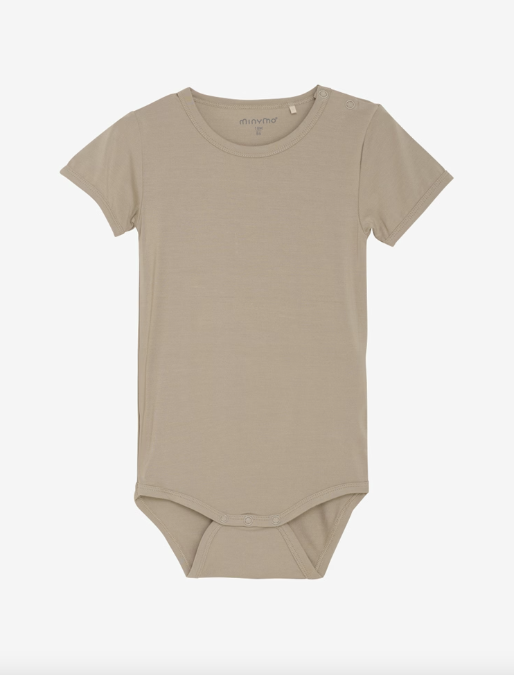 Einfarbiger, kurzärmliger Bodystocking aus weicher Bambusviskose  von Minymo. 