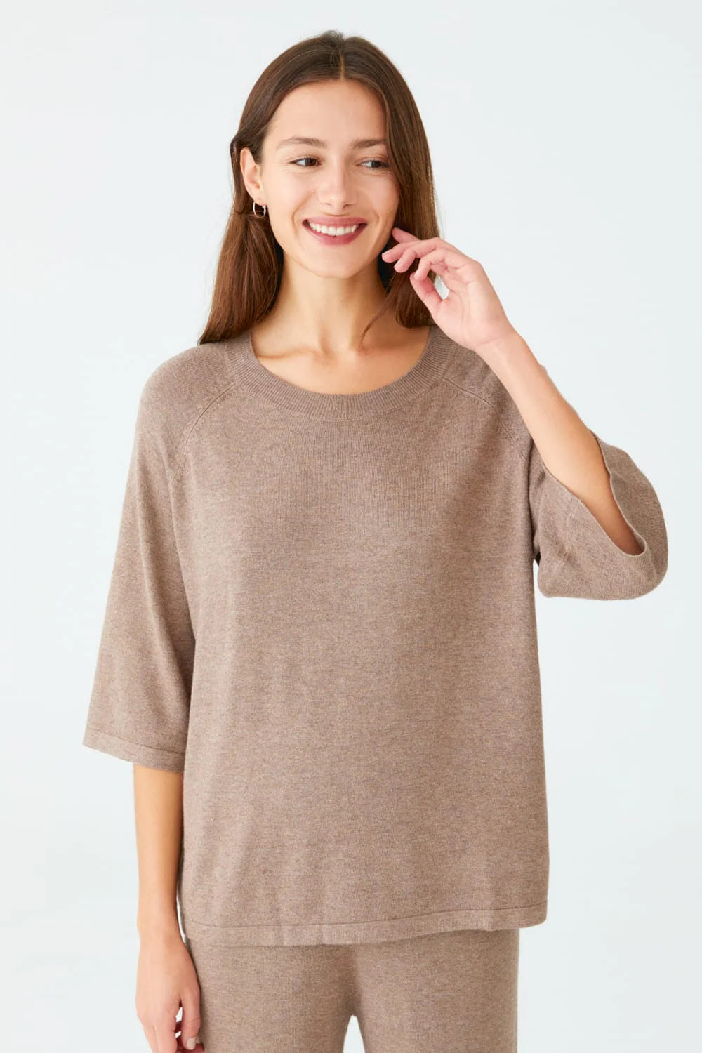 Ein dünn gestricktes T-Shirt mit kastiger Passform und eleganten Raglanärmeln aus einer superweichen und leichten Bambus-Kaschmir-Mischung.