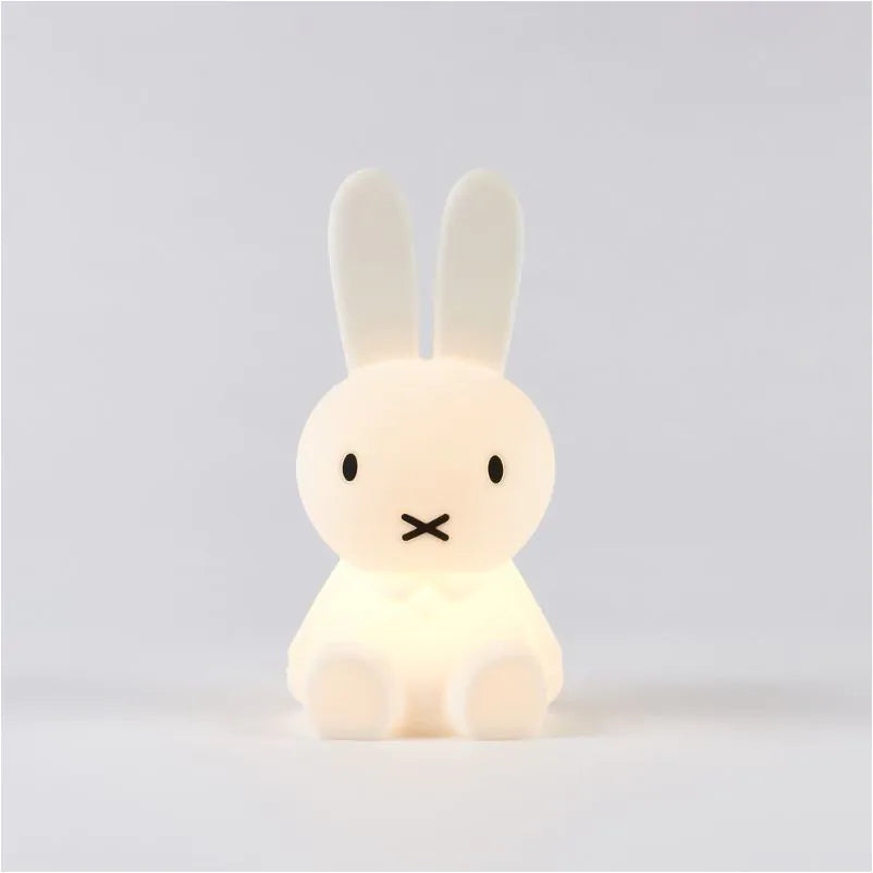 Ein Lichtbündel – klein, zart und niedlich. Diese „Miffy and Friends“-Minilampe ist ein fröhlicher Hingucker auf dem Regal und empfiehlt sich daher als Geschenk für alle. Bringen wir den Tag, das Zuhause und die Welt zum Strahlen!