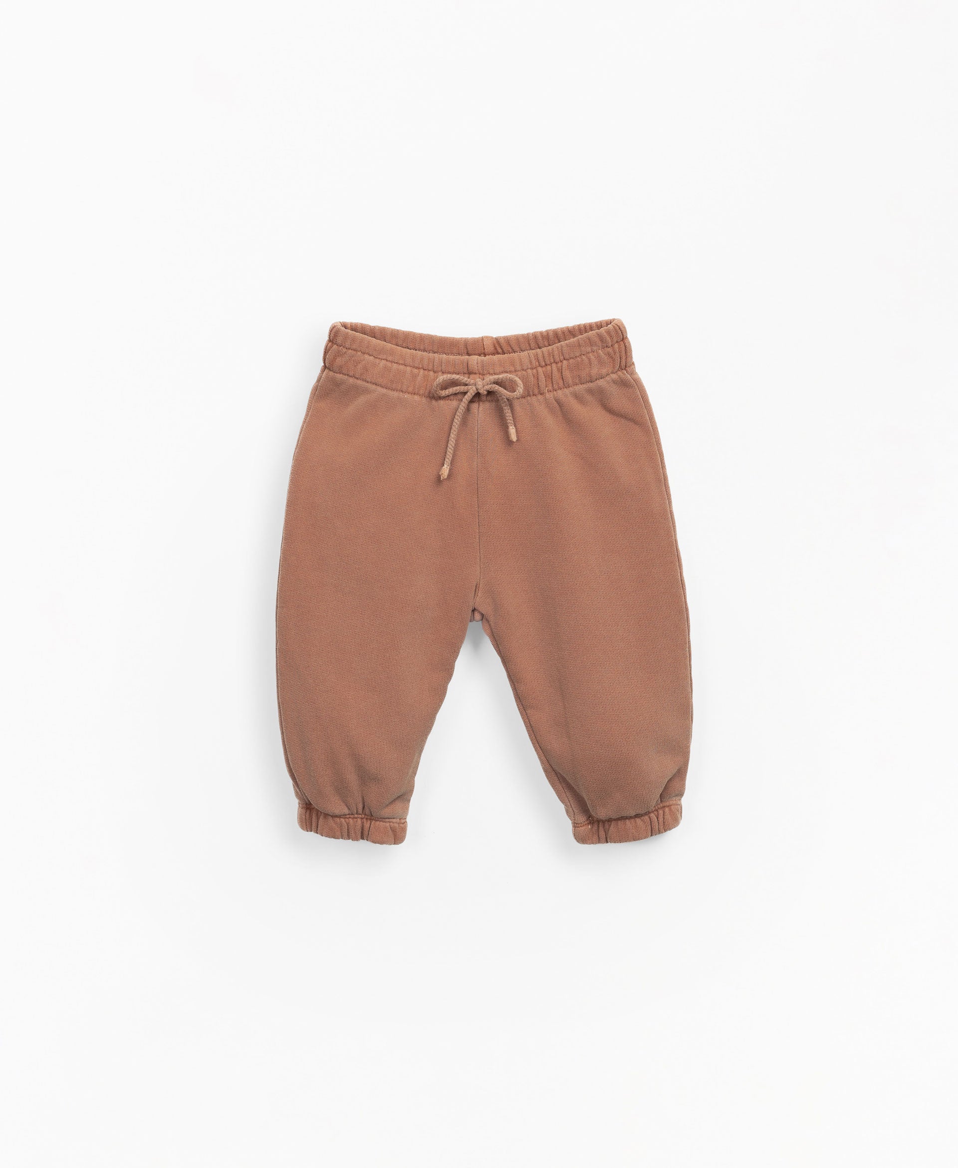 Diese Jersey-Stichhose besteht aus einer Mischung aus Bio-Baumwolle und Baumwolle in der Farbe Lúcia. Das Modell hat eine elastische Taille und Säumen und einen dekorativen Kordelzug.