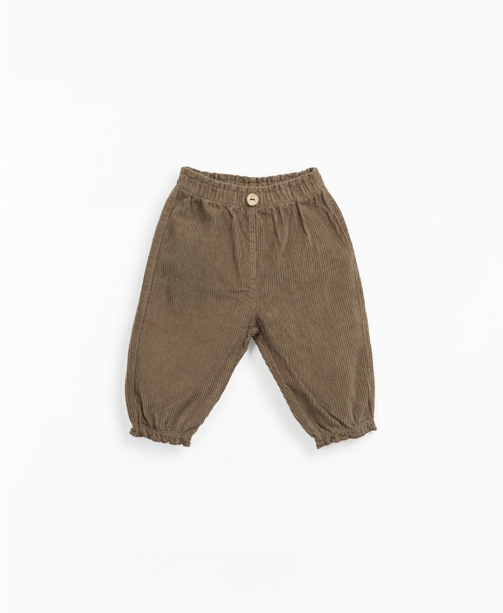 Diese Hose besteht aus Bio-Baumwollstoff in der Farbe Susana. Das Modell hat eine elastische Taille und Säume und einen dekorativen Kokosnussknopf.