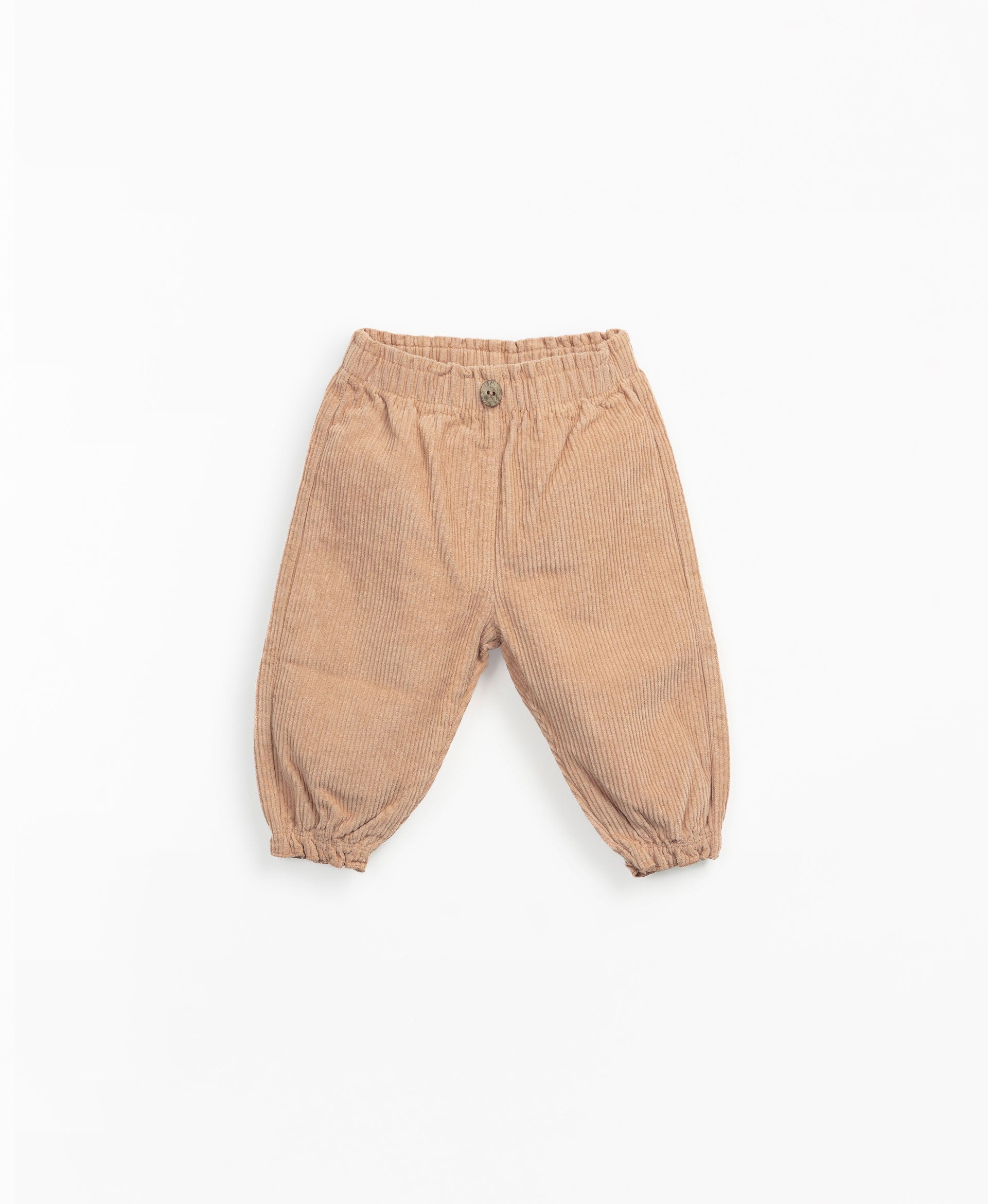 Diese Hose besteht aus Bio-Baumwollstoff in der Farbe Susana. Das Modell hat eine elastische Taille und Säume und einen dekorativen Kokosnussknopf.
