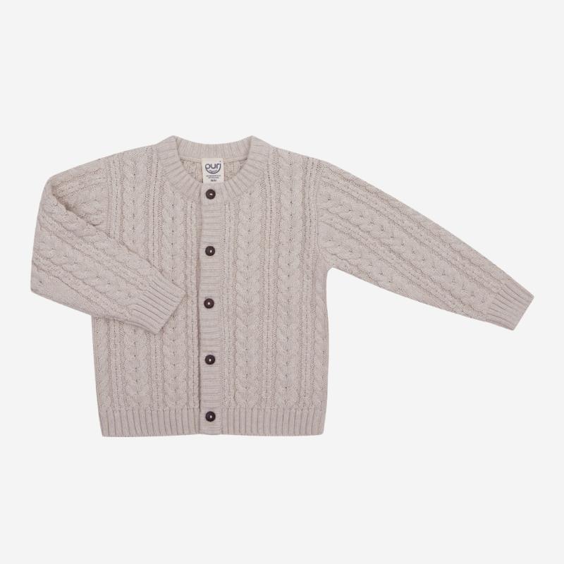 Der Cardigan von Puri Organics in der Farbe oyster grey ist aus weicher Bio-Baumwolle und Schurwolle und in schönem Zopfmuster gestrickt.