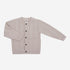 Der Cardigan von Puri Organics in der Farbe oyster grey ist aus weicher Bio-Baumwolle und Schurwolle und in schönem Zopfmuster gestrickt.