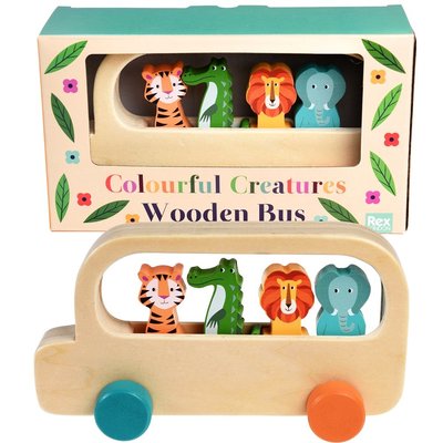 Ein hölzerner Spielzeugbus mit vier Passagieren aus dem beliebten Colourful Creatures - Sortiment.