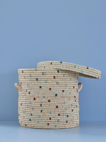 Schöner und praktischer Wäschekorb aus naturfarbenem Raffia mit bläulichen