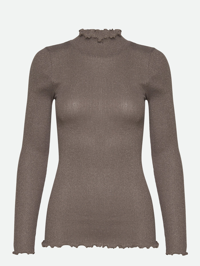 Diese Rollkragenbluse besticht durch ihre Raffinesse mit ihren gewellten Kanten an Halsausschnitt und Saum und verleiht jedem Outfit einen Hauch von Eleganz.