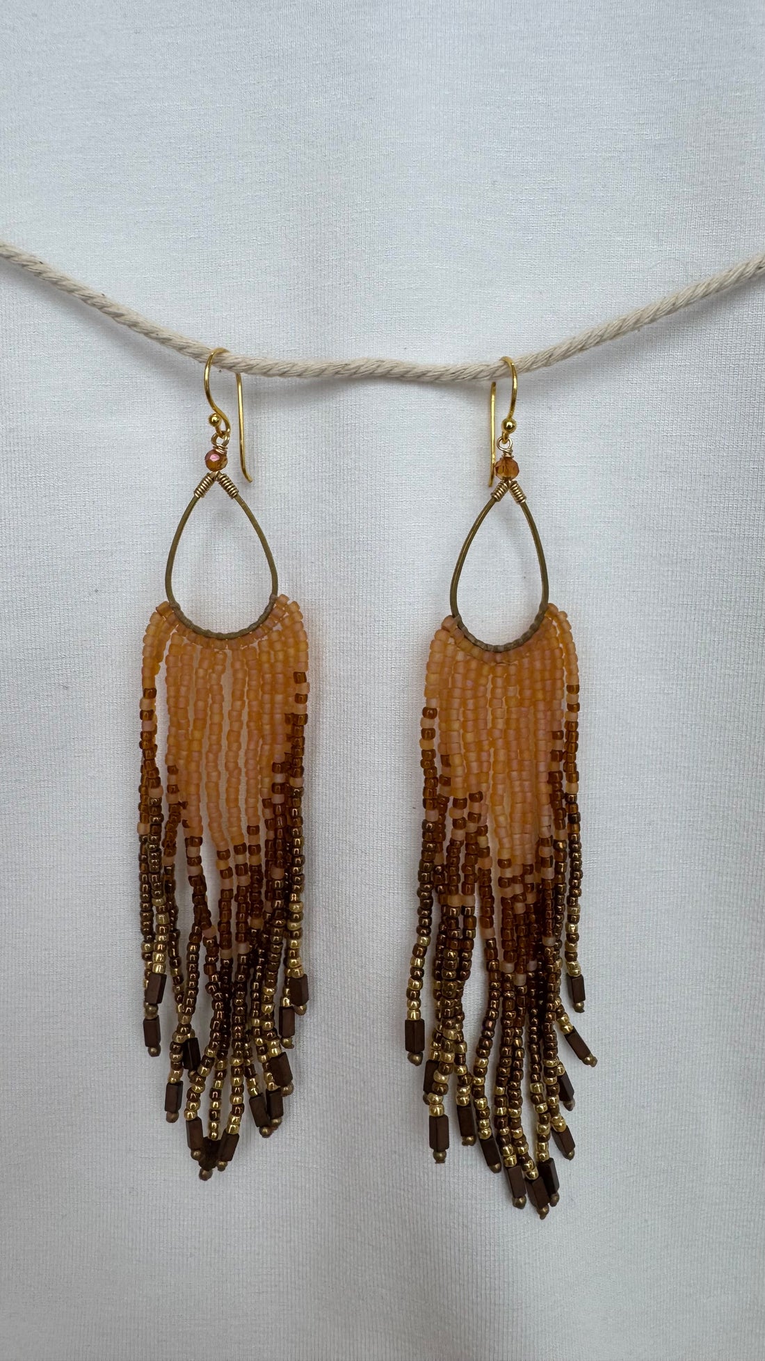 Sister Schmuck - handgefertigte lange Ohrringe beige-braun