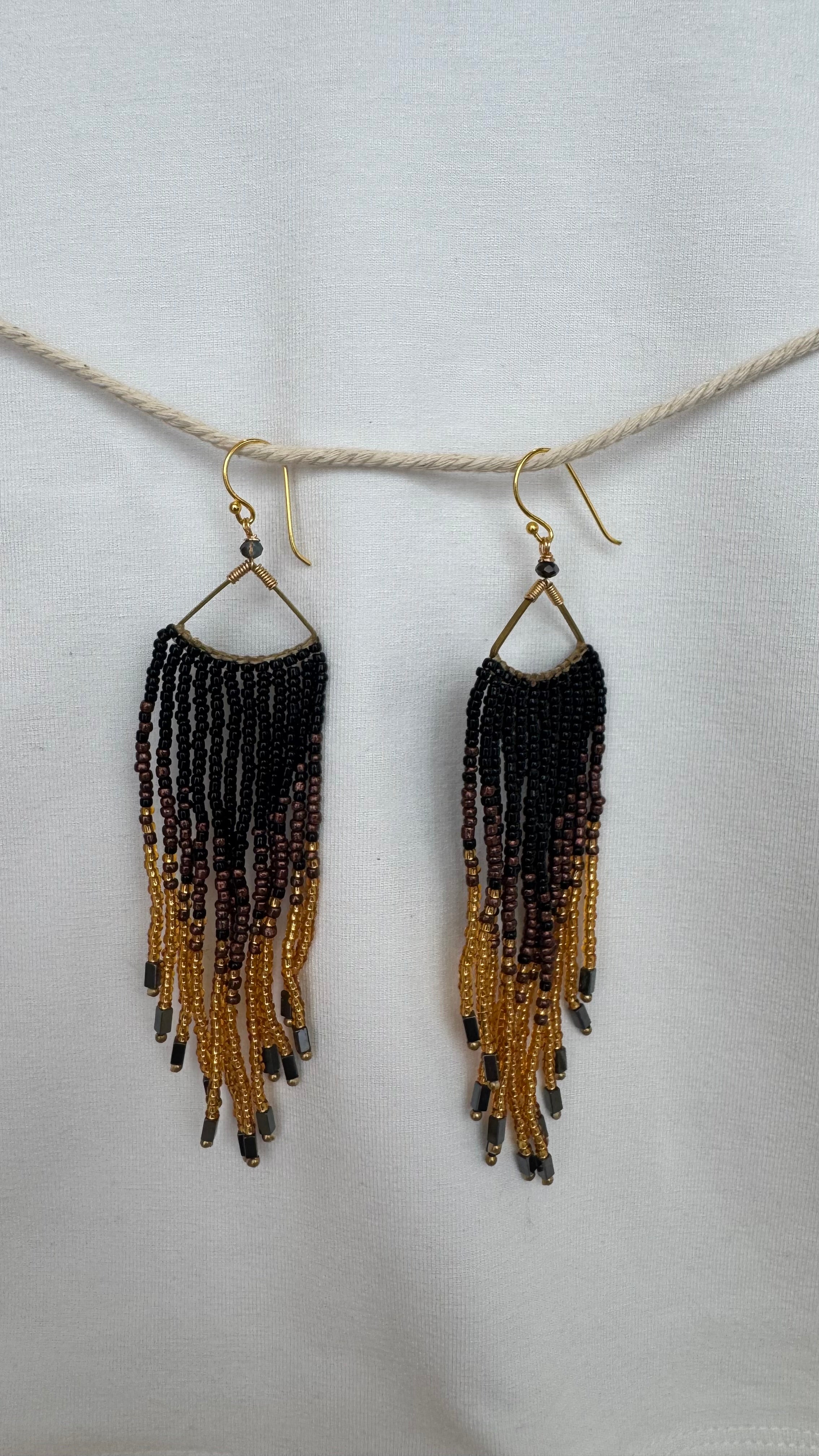 Sister Schmuck - handgefertigte lange Ohrringe schwarz-gold