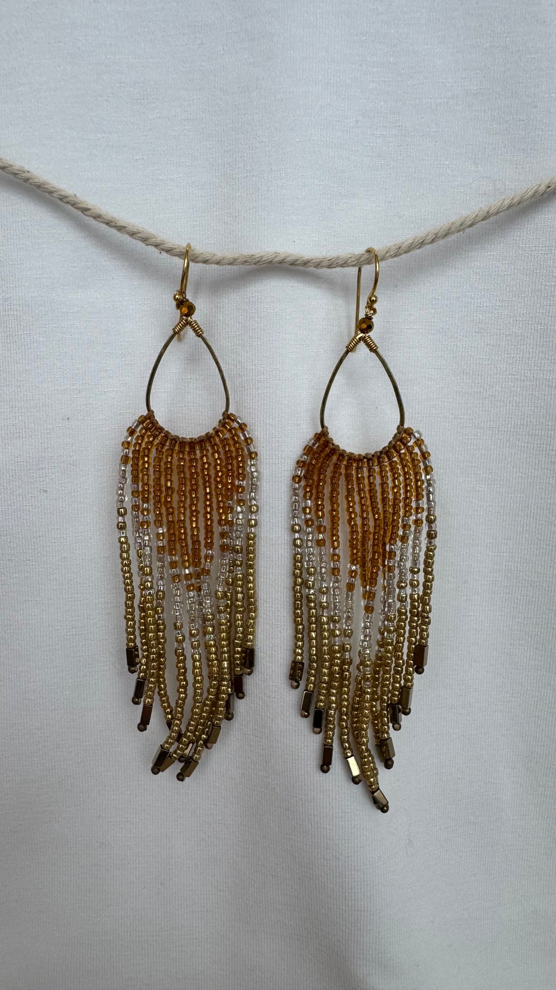 Sister Schmuck - handgefertigte lange Ohrringe beige-gold