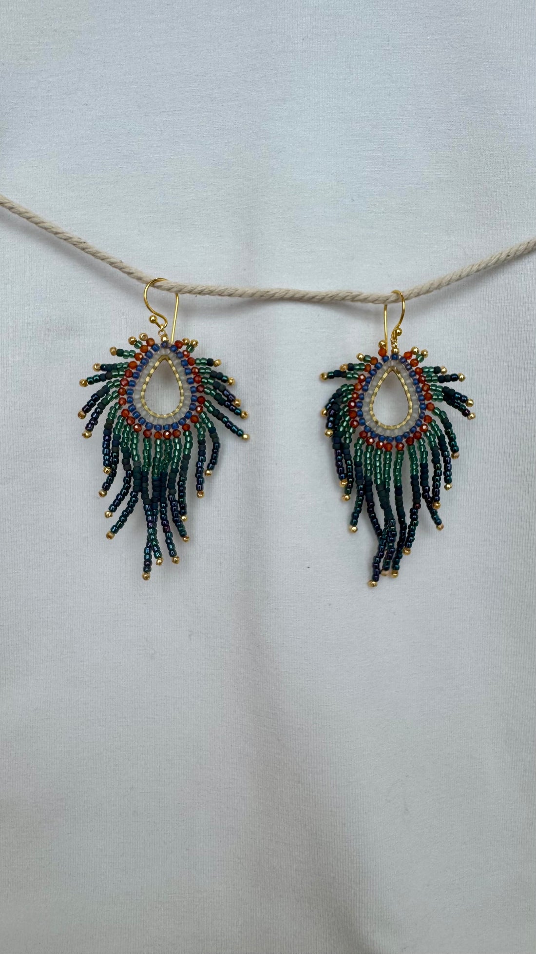 Sister Schmuck - handgefertigte Ohrringe Pfau klein grün-grau