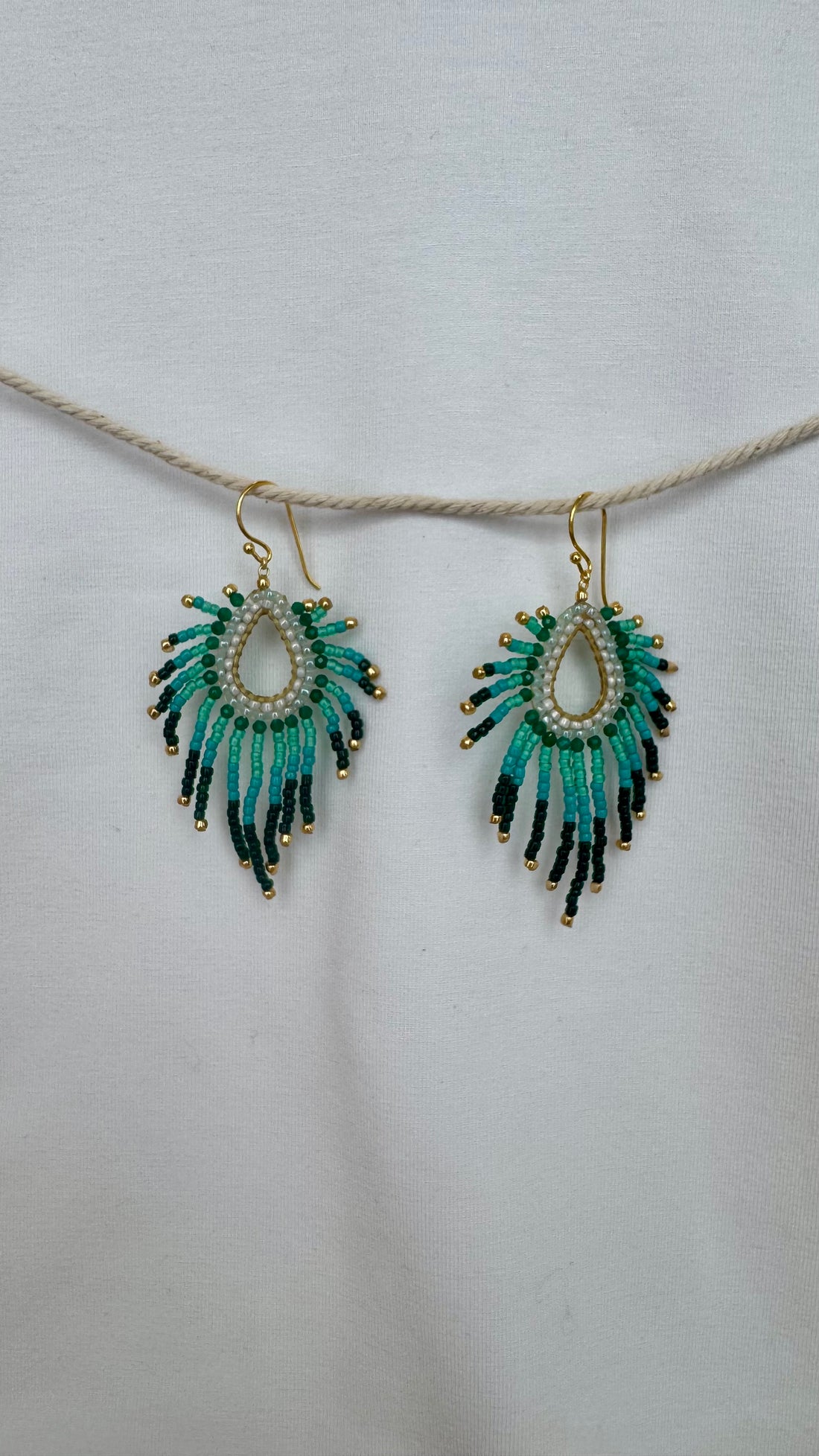 Sister Schmuck - handgefertigte Ohrringe Pfau klein grün-türkis