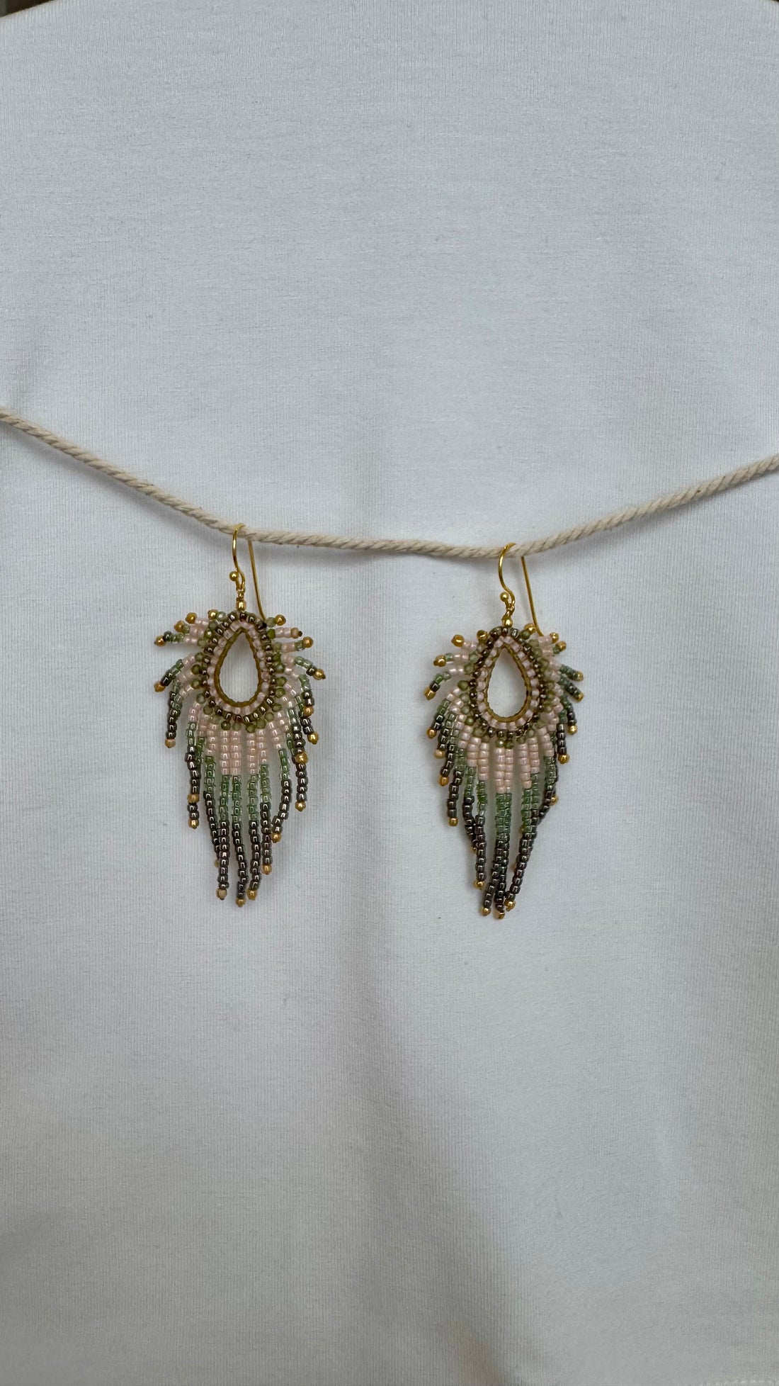 Sister Schmuck - handgefertigte Ohrringe Pfau klein rosa-braun