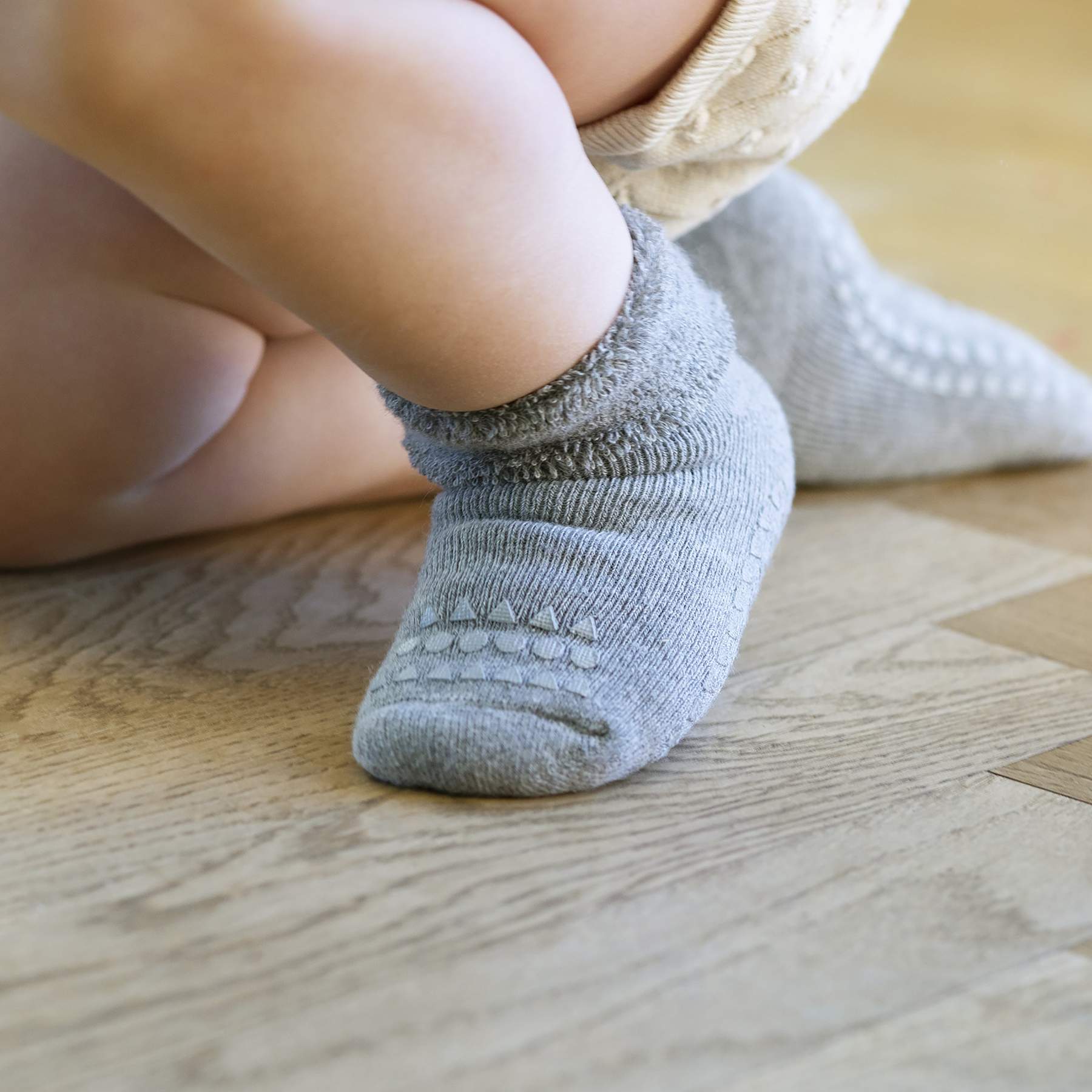 Stoppersocken hellgrau aus Baumwolle für Mädchen und Jungen, fair produziert von Go Baby go