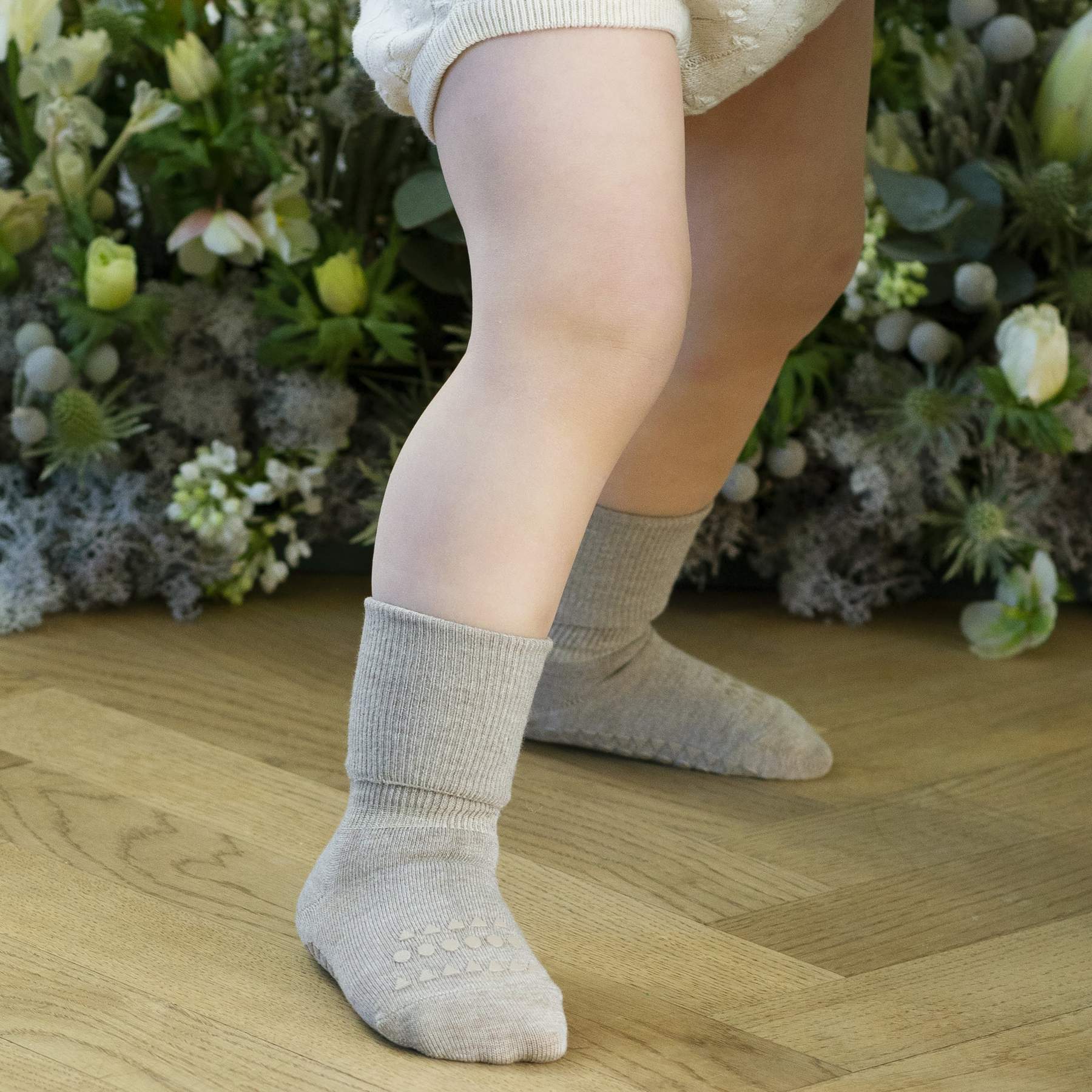 Stoppersocken aus Bambus in sand für Mädchen und Jungen, fair produziert von go Baby go