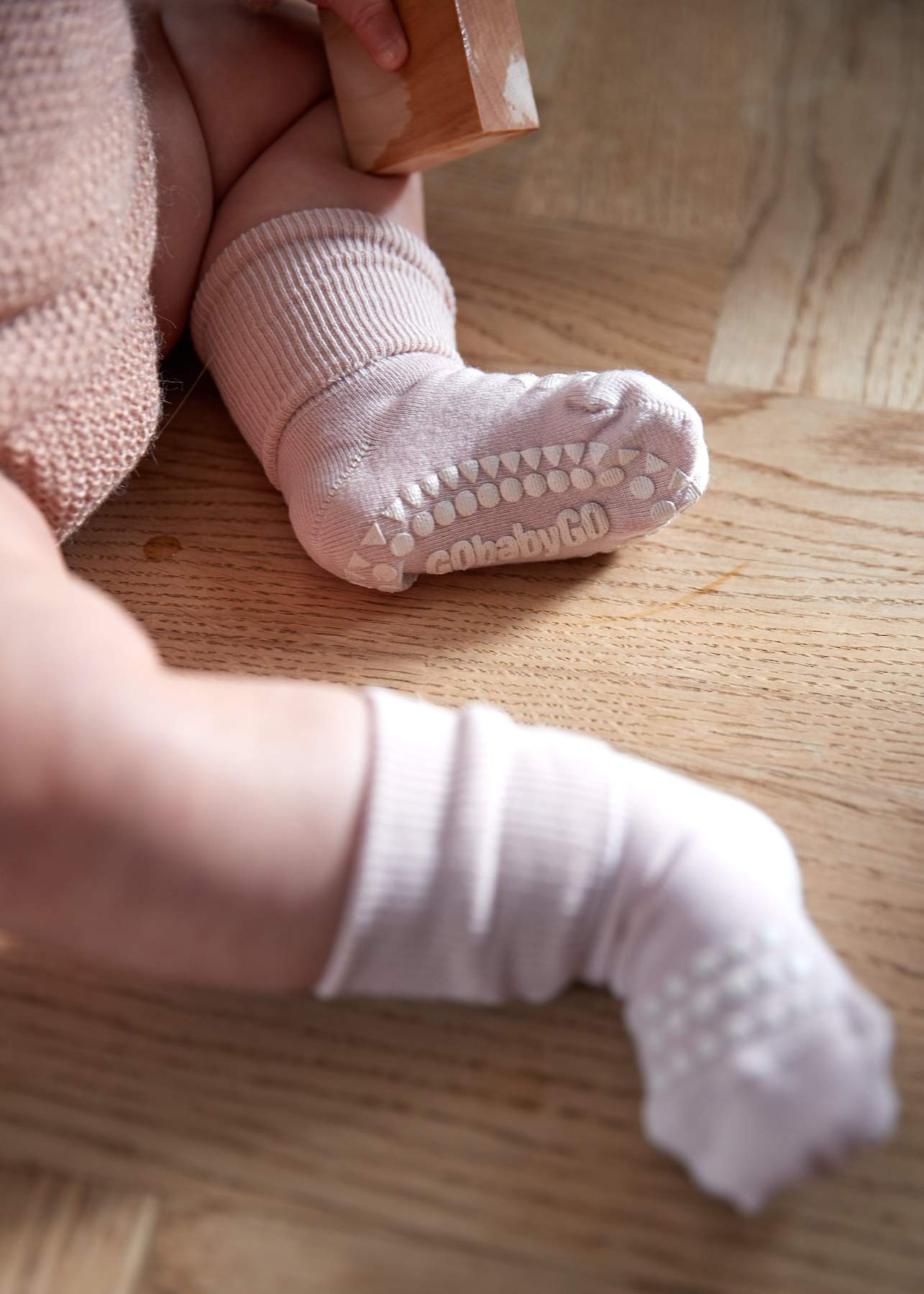 Stoppersocken aus Bambus in rosa für Mädchen, fair produziert von go Baby go