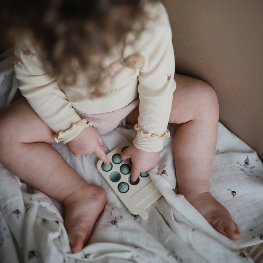 Mushie - Drückspielzeug Telefon grün - AURYN Shop