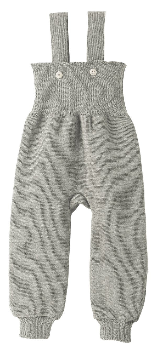 Rundum wohlfühlen mit der bewährten disana Strick-Trägerhose aus feiner Bio-Merinowolle. Egal ob beim Liegen, Krabbeln oder für die ersten Schritte. Unsere disana Strick-Trägerhose sorgt für angenehme Wärme und Wohlbefinden. Der besonders hoch geschnittene Bund umhüllt Bauch und Rücken, zwei abnehmbare Träger sorgen dafür, dass nichts verrutscht. Die Trägerhose ist am Po extra weit geschnitten - viel Platz fürs komplette Windelpaket!