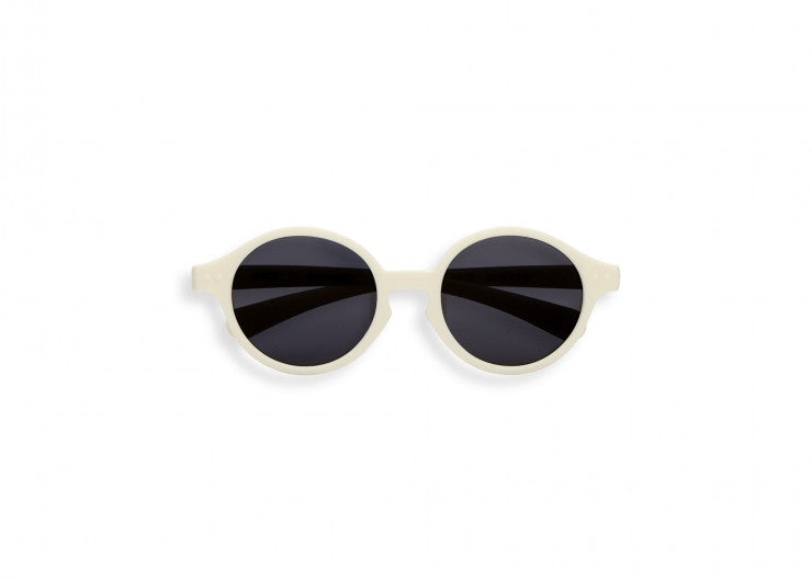 Diese süße Sonnenbrille für Mädchen und Jungen von Izipizi wurde für alle Aktivitäten und Ausflüge bei sonnigem Wetter, im Sommer wie auch im Winter entwickelt. Sie schützt optimal mit einem 100% UV-Schutz der Kategorie 3, ohne einen unangenehmen Druck auf die Nase oder Ohren auszuüben.