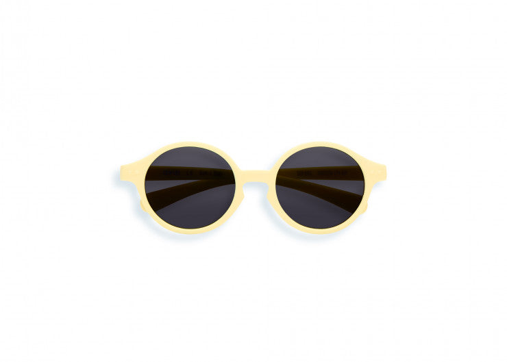 Diese süße Sonnenbrille für Mädchen von Izipizi wurde für alle Aktivitäten und Ausflüge bei sonnigem Wetter, im Sommer wie auch im Winter entwickelt. Sie schützt optimal mit einem 100% UV-Schutz der Kategorie 3, ohne einen unangenehmen Druck auf die Nase oder Ohren auszuüben.