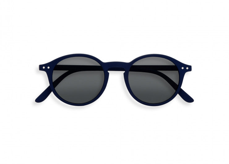 Diese schöne Sonnenbrille von Izipizi wurde für alle Aktivitäten und Ausflüge bei sonnigem Wetter, im Sommer wie auch im Winter entwickelt. Sie schützt optimal mit einem 100% UV-Schutz der Kategorie 3, ohne einen unangenehmen Druck auf die Nase oder Ohren auszuüben. Für den perfekten Partnerlook gibt es die Brille auch noch für alle Kinder.