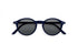 Diese schöne Sonnenbrille von Izipizi wurde für alle Aktivitäten und Ausflüge bei sonnigem Wetter, im Sommer wie auch im Winter entwickelt. Sie schützt optimal mit einem 100% UV-Schutz der Kategorie 3, ohne einen unangenehmen Druck auf die Nase oder Ohren auszuüben. Für den perfekten Partnerlook gibt es die Brille auch noch für alle Kinder.
