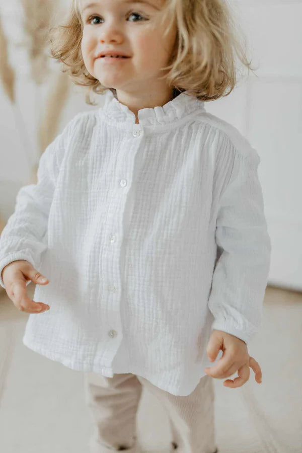 Dieses zeitlose Shirt aus zartem Musselin ist ein vielseitig nutzbares Basic für jedes Outfit.