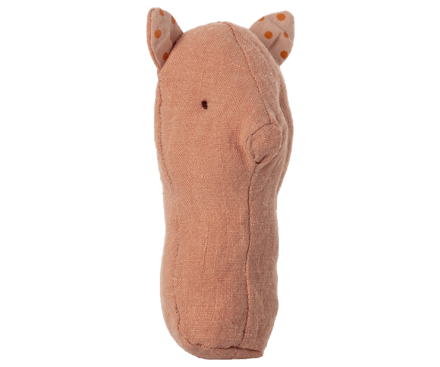 Diese Rassel von Maileg ist perfekt für eine kleine Hand geformt und hat einen anregenden Rasselklang. Es besteht aus weichen Stoffen mit einzigartigen Drucken und ist in einer schönen Geschenkbox verpackt.