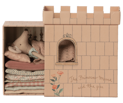 Es war einmal… Spielset inspiriert von dem berühmten Märchen Prinzessin und die Erbse. Dieses Set enthält ein Schloss mit Matratzen, eine Erbse und eine Prinzessinnenmaus.