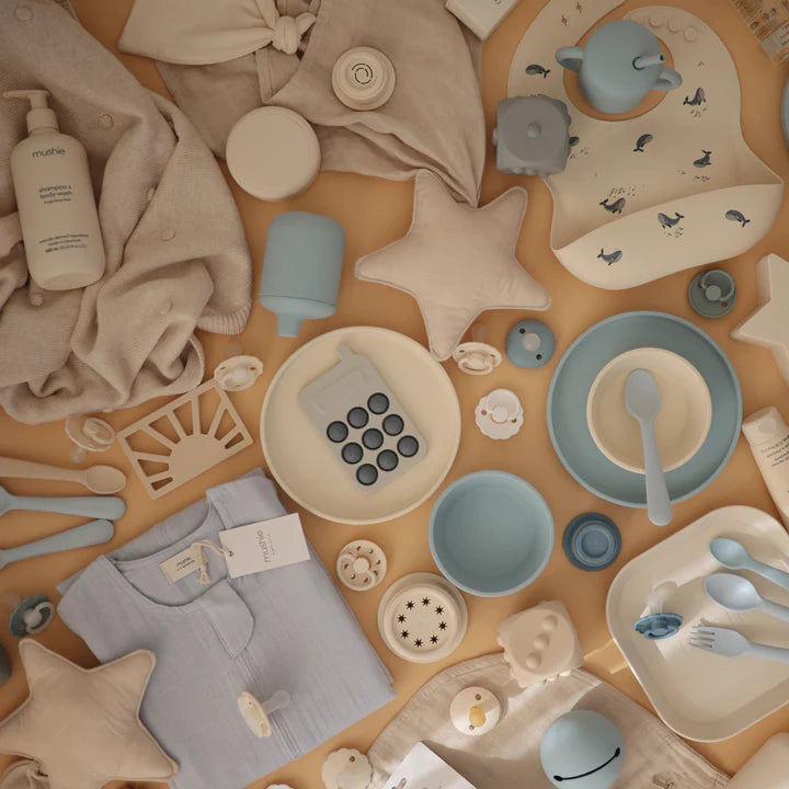 Mushie - Drückspielzeug Telefon blau - AURYN Shop