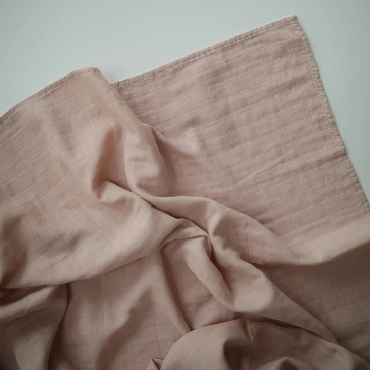Mushie - Swaddle blush 120cm aus Biobaumwolle - AURYN Shop