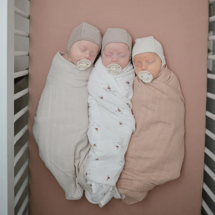 Mushie - Swaddle blush 120cm aus Biobaumwolle - AURYN Shop