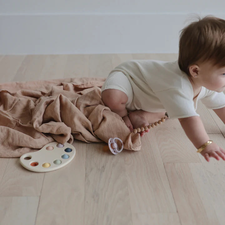 Mushie - Swaddle blush 120cm aus Biobaumwolle - AURYN Shop