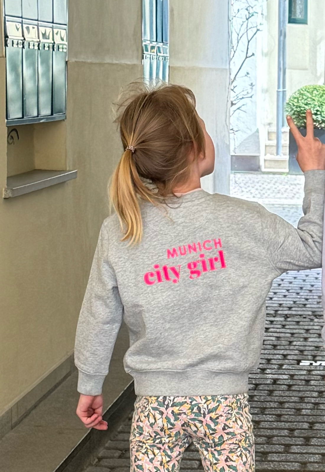AURYN - Mädchen Sweatshirt grau Munich city girl pink