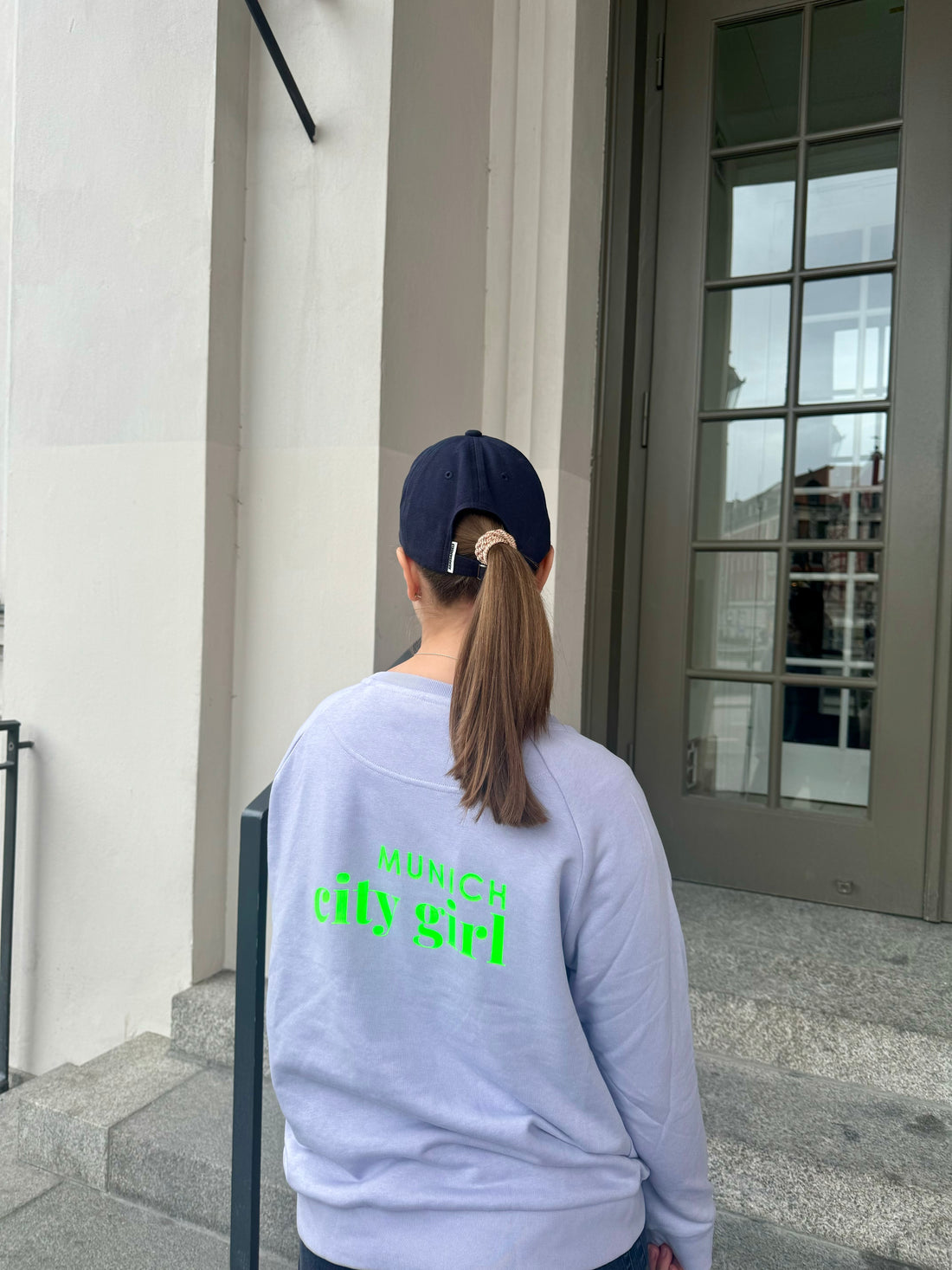 Auryn - Sweatshirt flieder munich city girl neongrün aus Biobaumwolle