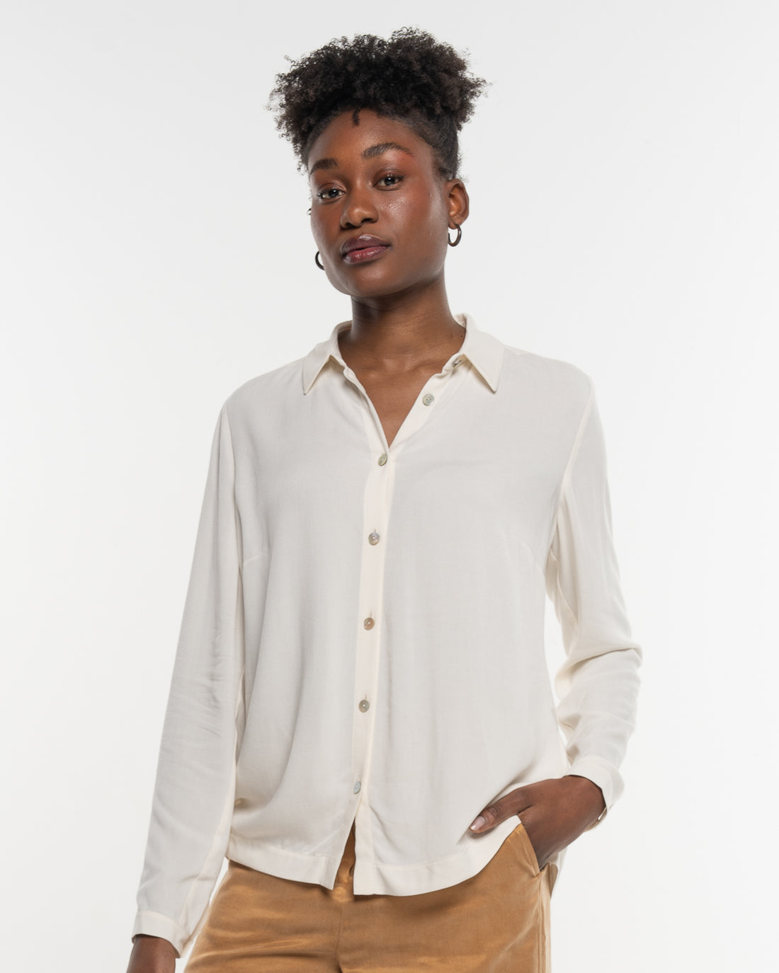 Alma & Lovis - Hemdbluse aus fließendem EcoVero blütenweiß