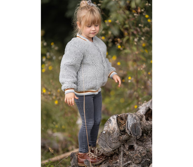 Kurze, leichte Bomberjacke, mit gesenkten Schultern von Alwero