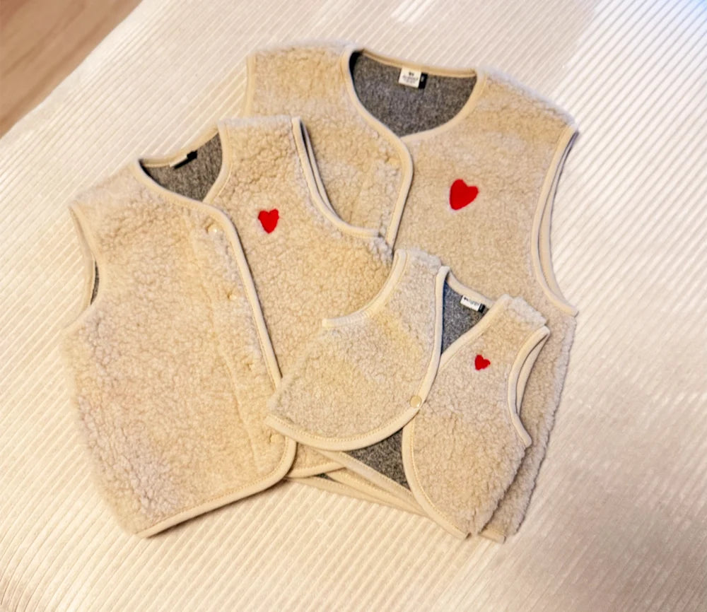 Alwero - Kuschelige Baby Wollweste LULU beige mit Herz