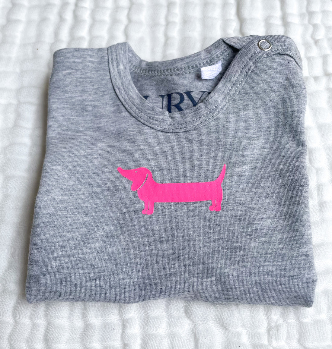 Auryn - Baby Shirt grau Biobaumwolle mit Dackel pink