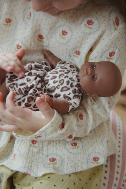 Konges Slojd -  Kleine Babypuppe, Outfit leoprint