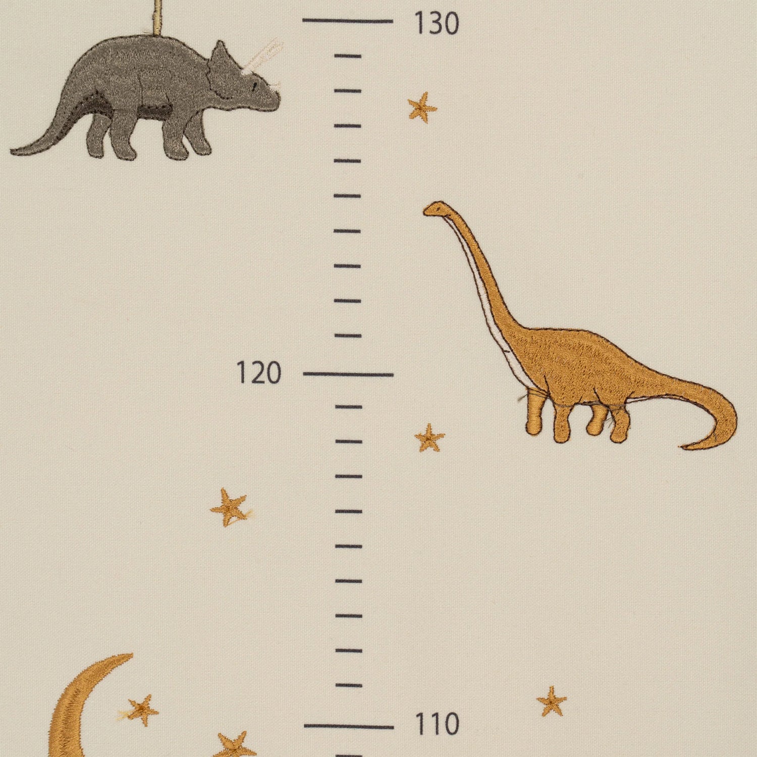 Konges Slojd -  bestickte Messlatte Baumwolle Dino