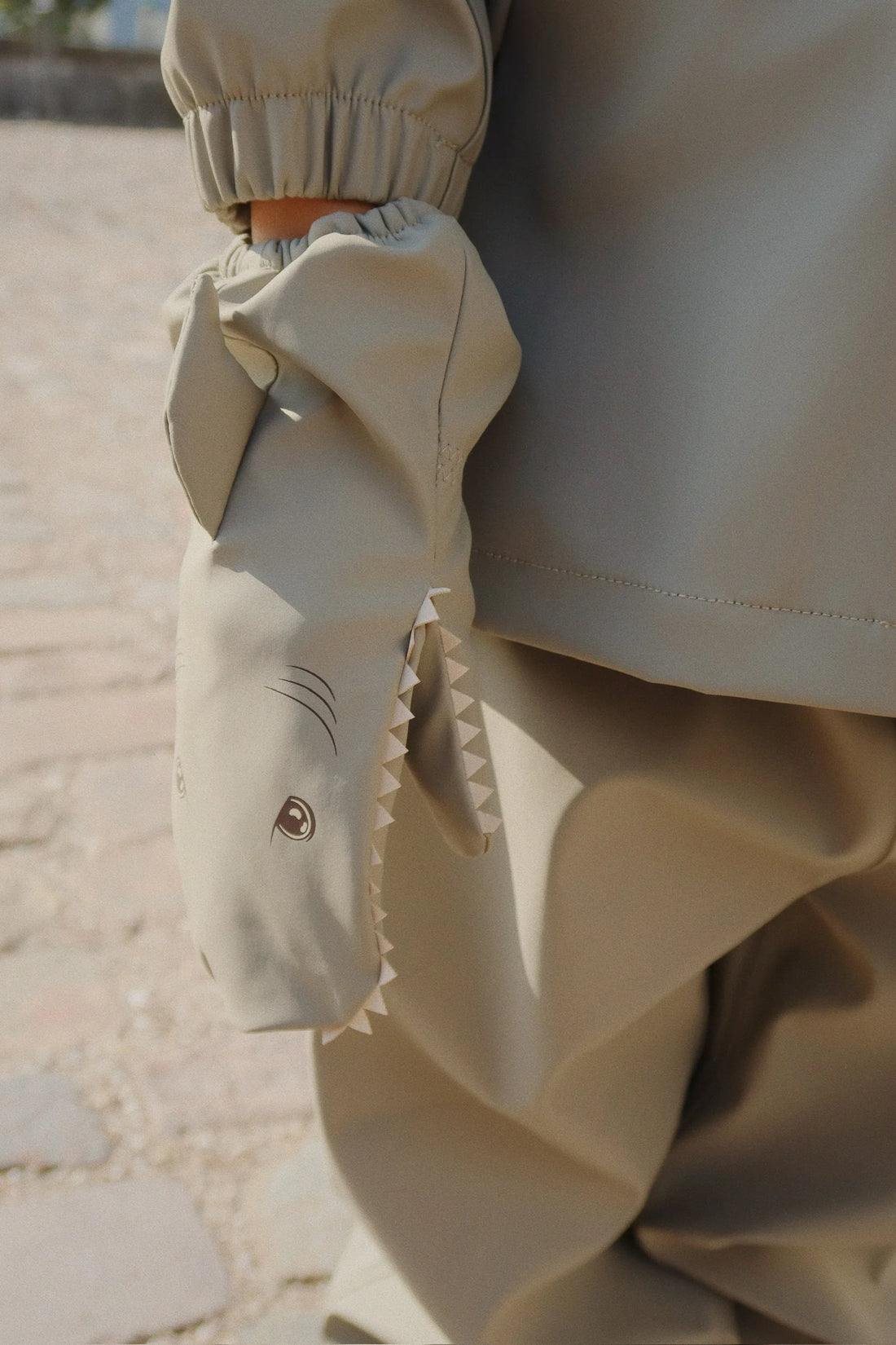 Konges Slojd - Fäustlinge regenfest für Kinder in grün (Hai mit Zähnen)