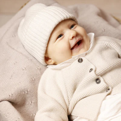 Lille Toni - Baby Mütze &quot;Emma&quot; beige  aus merinowolle tragend