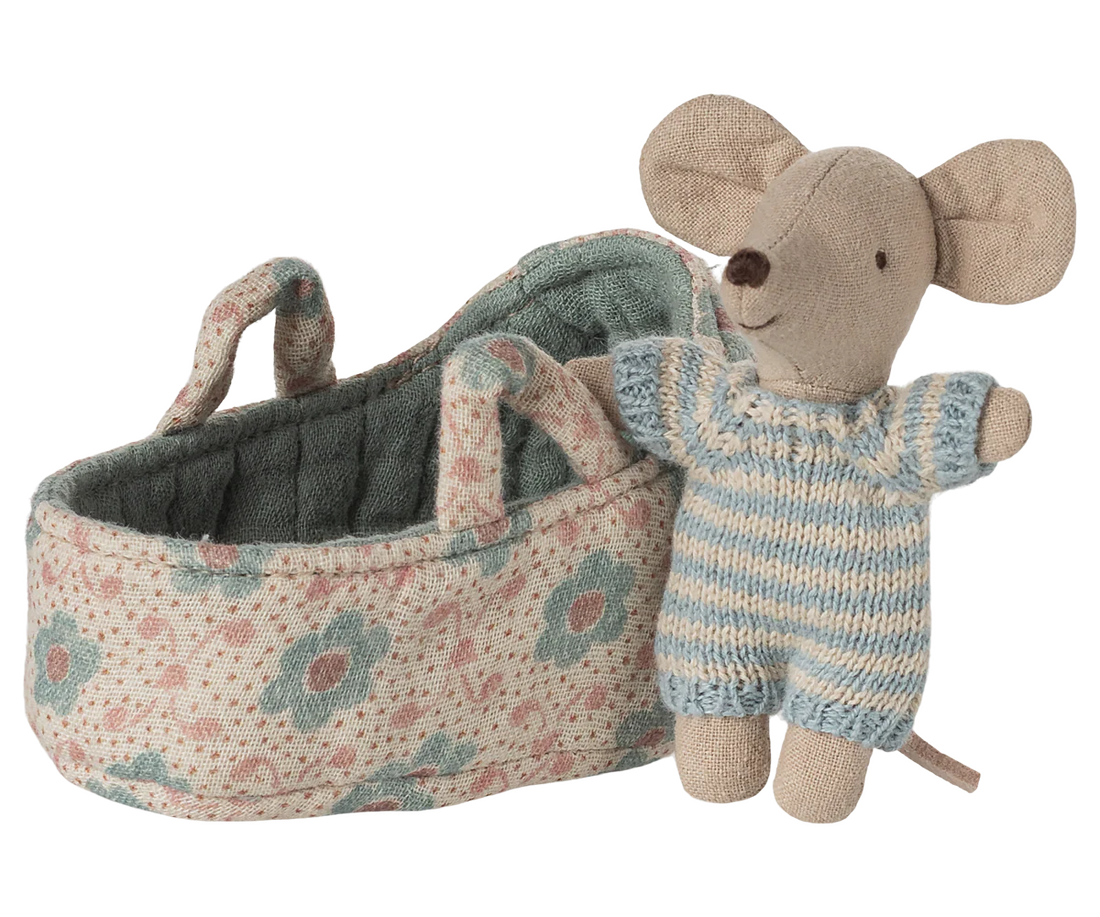 Maileg - Babymaus in der Tragentasche blau