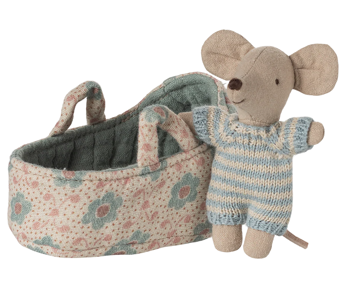 Maileg - Babymaus in der Tragentasche blau