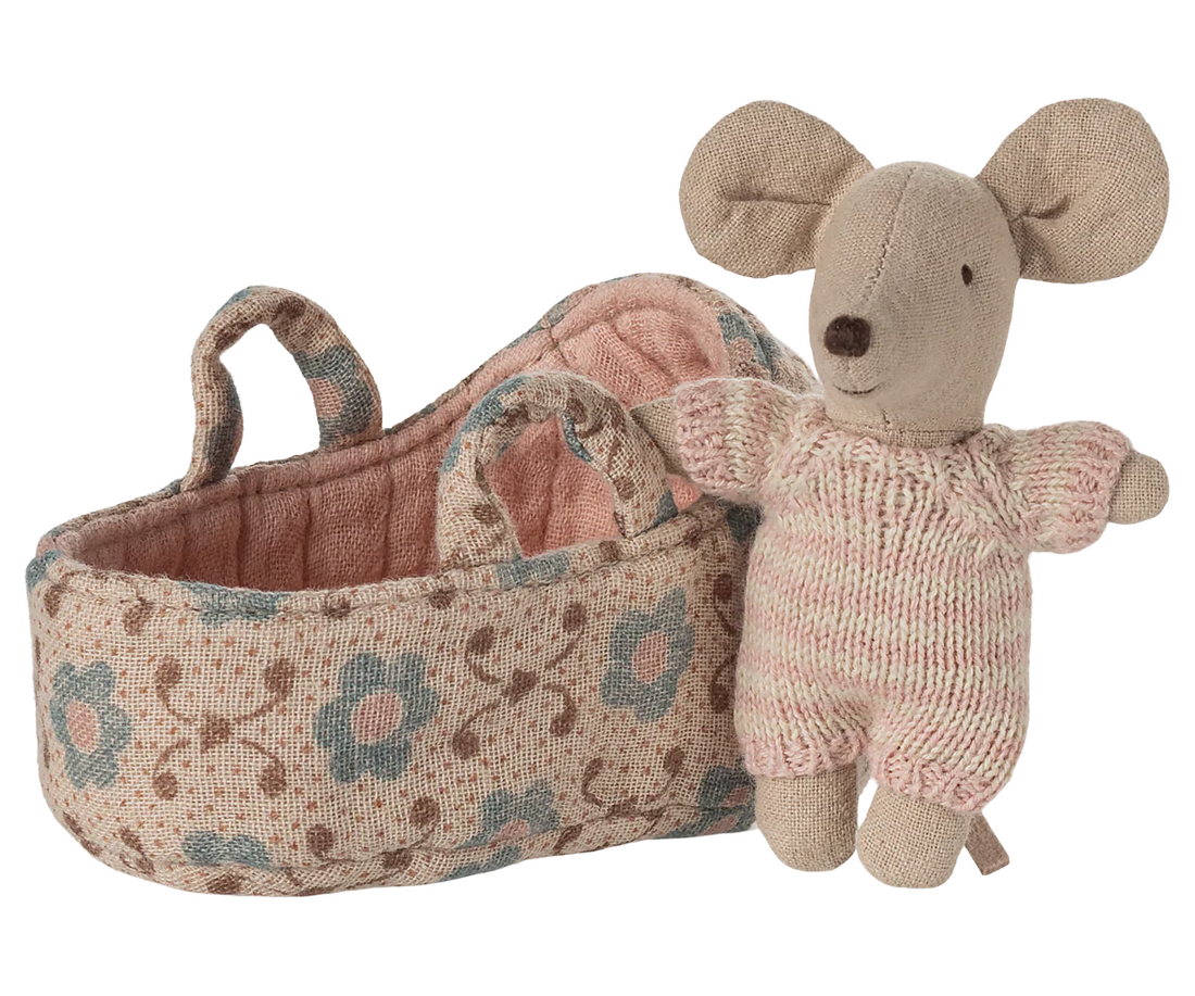 Maileg - Babymaus in der Tragentasche rosa