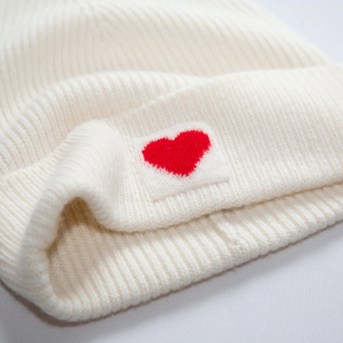 Papa Lobster - Damen Cashmere Mütze LITTLE HEART Naturweiß